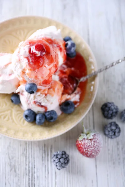 Ice cream with fresh frozen berries — Stock Photo, Image