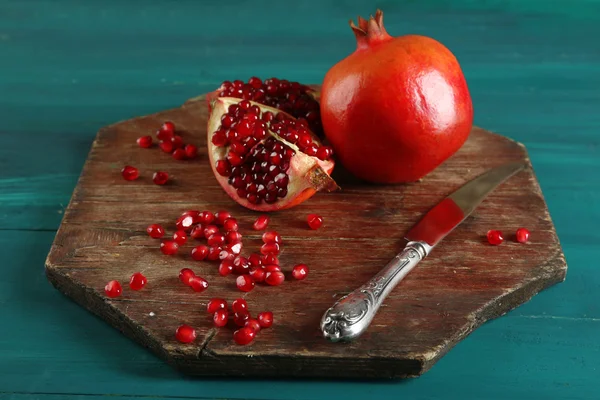 Saftiger Granatapfel mit Messer — Stockfoto