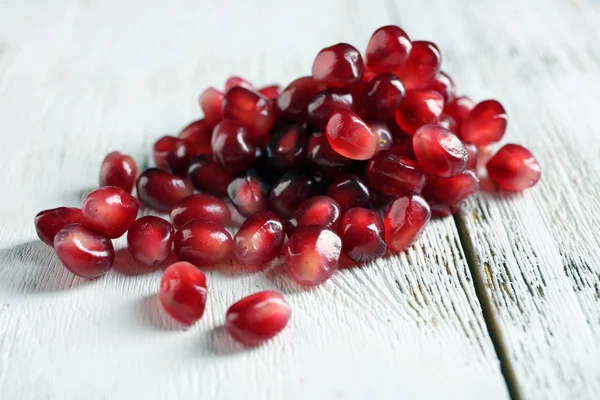 Garnet madura fresca na mesa de madeira — Fotografia de Stock