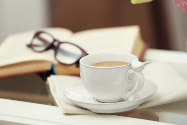 Taza de café en la mesa —  Fotos de Stock