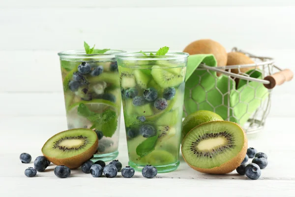 Kiwi en Blueberry cocktails op een houten achtergrond kleur — Stockfoto