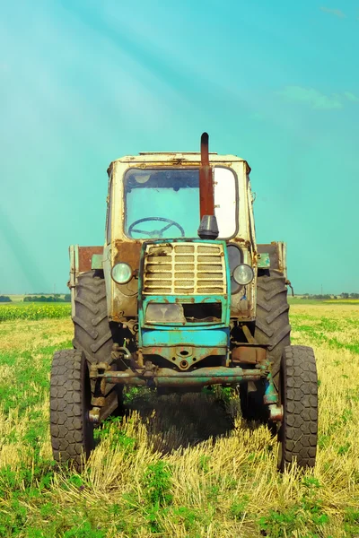 Traktor i fält och blå himmel — Stockfoto