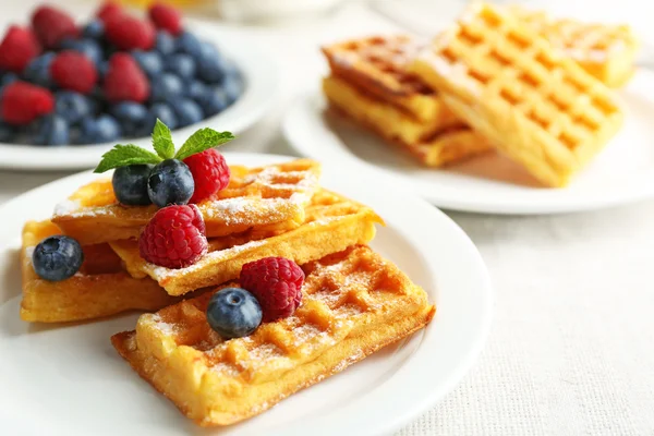 Süße hausgemachte Waffeln mit Waldbeeren — Stockfoto