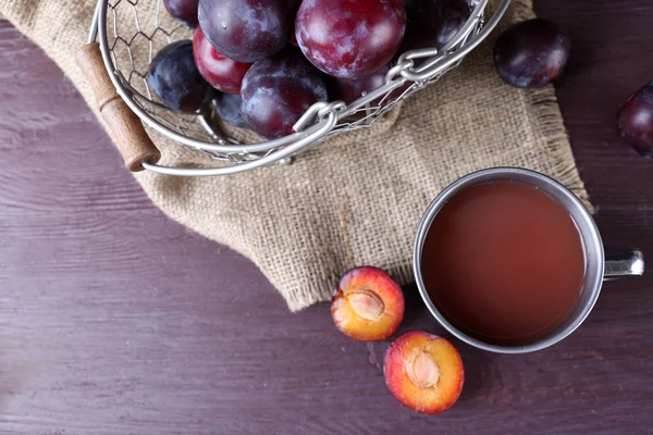 Delizioso succo di prugna con frutta — Foto Stock