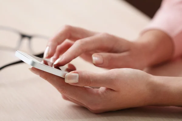 Mujer usando teléfono móvil — Foto de Stock