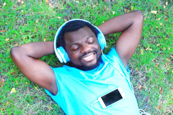 African American man listening music — Stock Photo, Image