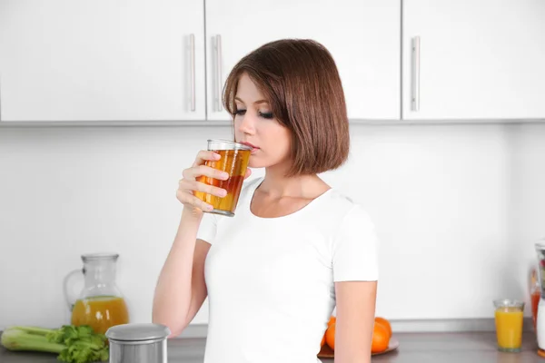 Jovem mulher bonita beber suco — Fotografia de Stock