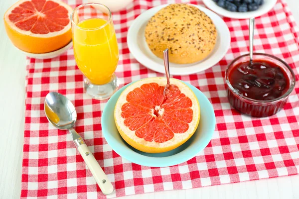 Café da manhã saudável com suco fresco e toranja — Fotografia de Stock