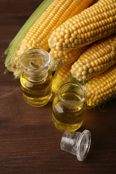 Frischer Mais mit Flaschen Öl — Stockfoto