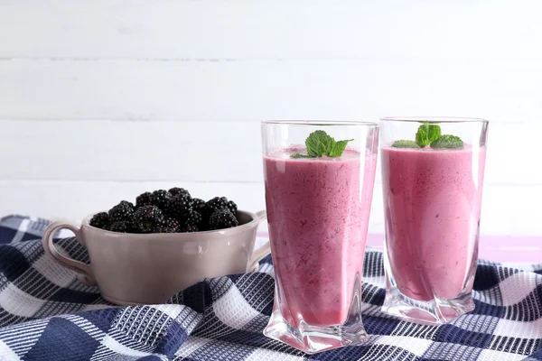 Delicioso smoothie de baga com amoras — Fotografia de Stock