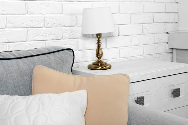Mooie moderne woonkamer met grijze bank en tabel lamp — Stockfoto