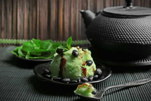 Homemade Green tea ice-cream on bamboo mat — Stock Photo, Image