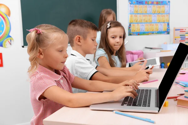 Groep kinderen op laptop — Stockfoto