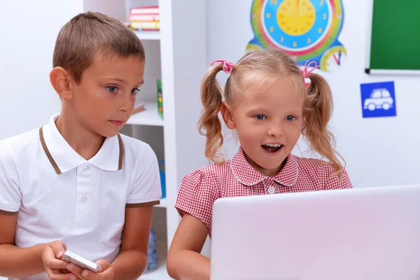 Grupo de crianças em computador portátil — Fotografia de Stock