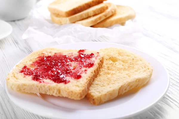 Pan con mermelada casera en plato — Foto de Stock