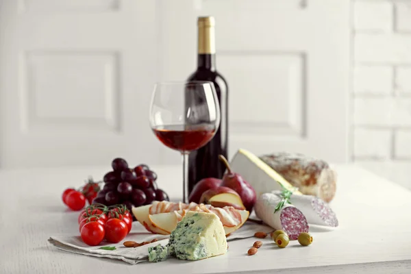 Итальянская еда и вино — стоковое фото