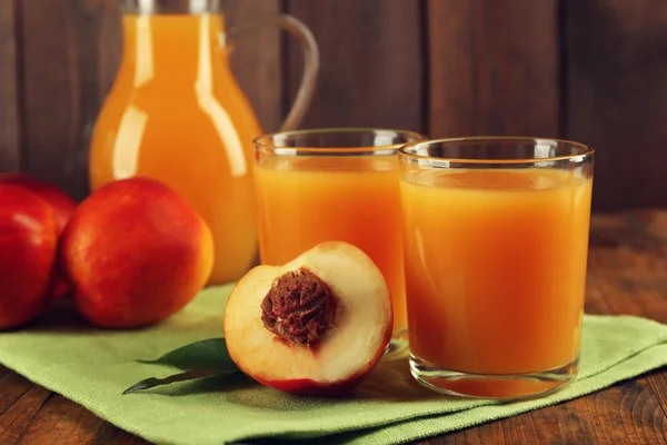 Persikojuice och mogna persikor — Stockfoto