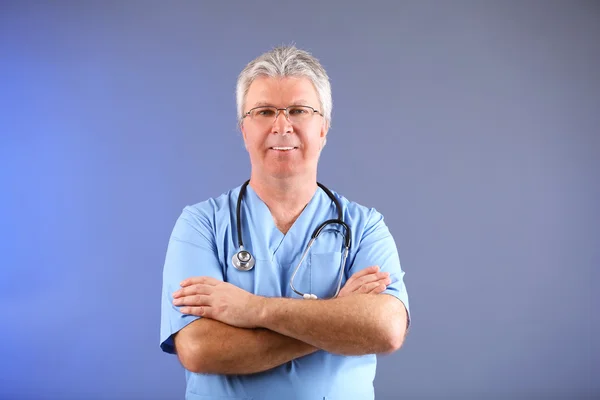 Dottore con stetoscopio su sfondo colorato — Foto Stock