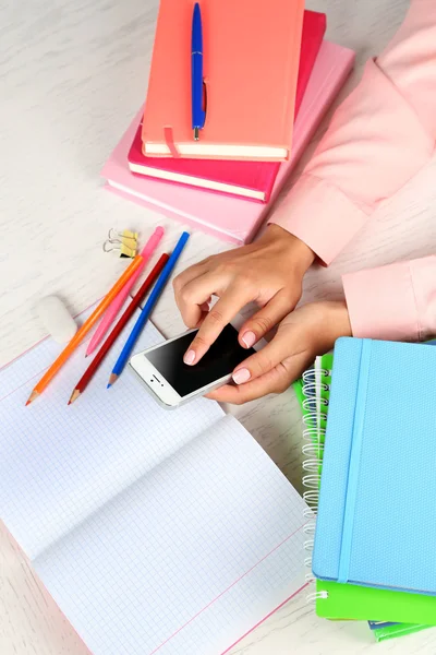 Main fille avec smartphone — Photo