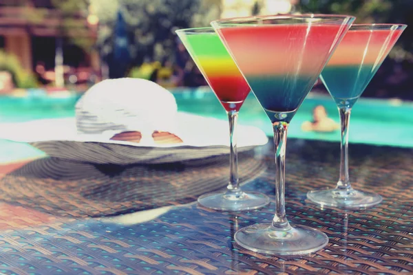 Cocktails on swimming pool — Stock Photo, Image