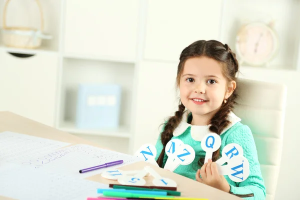 Sevimli küçük kız ödevini yapıyor — Stok fotoğraf