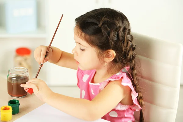 Симпатична дівчинка малює картину — стокове фото