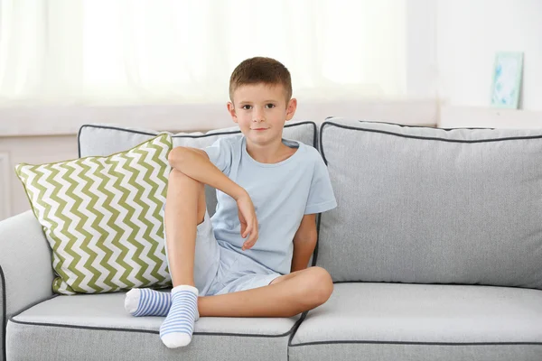 Malý chlapec seděl na pohovce — Stock fotografie