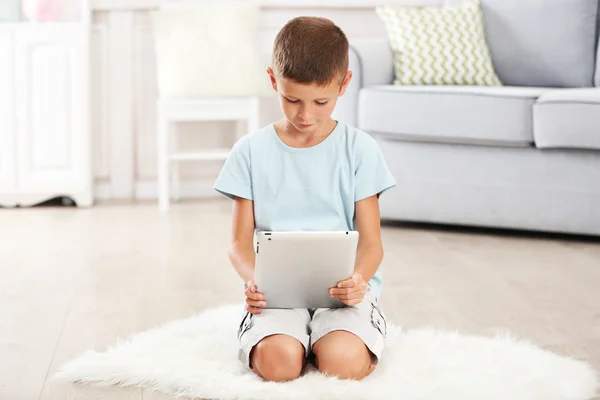 Niño pequeño con tableta digital — Foto de Stock