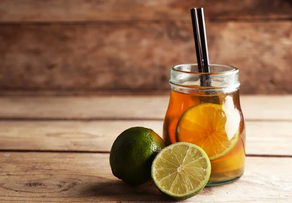 Limonlu buzlu çay — Stok fotoğraf
