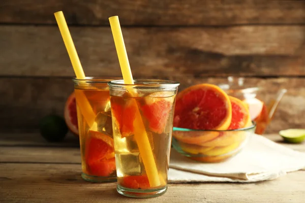 Iced tea with lemon and grapefruit — Stock Photo, Image