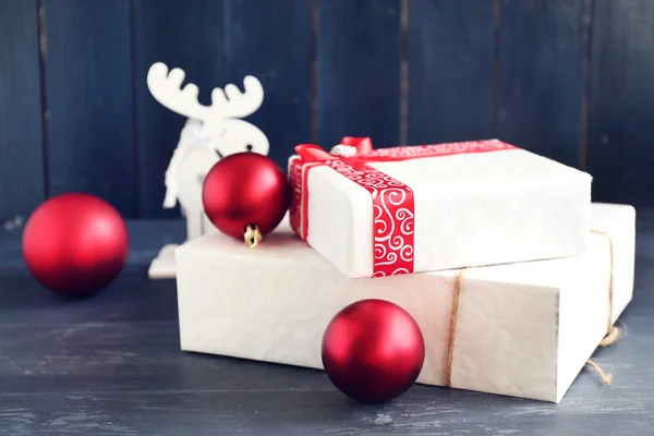 Regalos de Navidad sobre fondo de madera — Foto de Stock