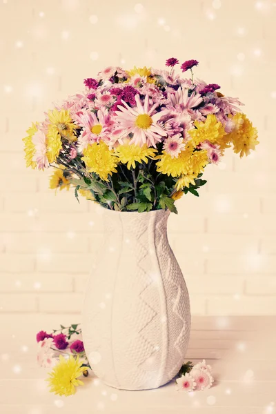 Schöne Blumen in der Vase auf dem Tisch — Stockfoto