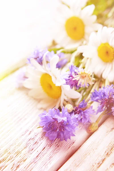 Flores silvestres frescas sobre mesa de madera —  Fotos de Stock