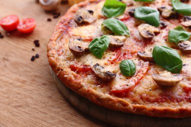 sebze ve fesleğen masada lezzetli pizza yakın çekim
