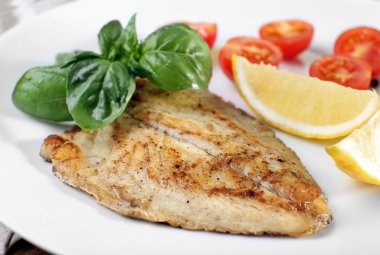 Balık fileto fesleğen ve plaka üzerinde limon ile tabak kapat