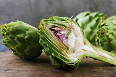 Enginar kesme tahtası üzerinde