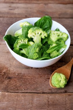 Kâsede taze brokoli.
