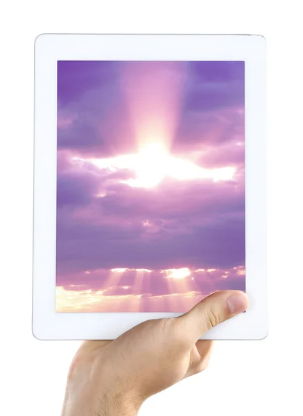 Handhaltender Tablet-PC mit Sky im Bildschirm. — Stockfoto