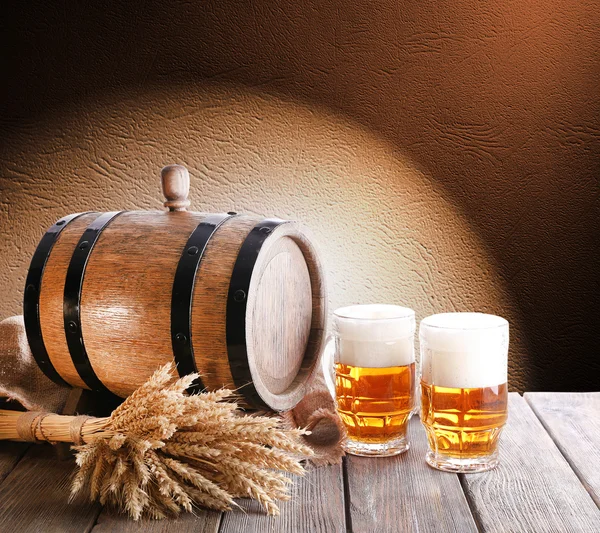 Barril de cerveza con vasos de cerveza en la mesa sobre fondo marrón — Foto de Stock