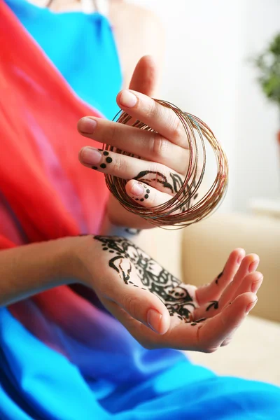 Obrázek hennou na ženských rukou, záběr — Stock fotografie