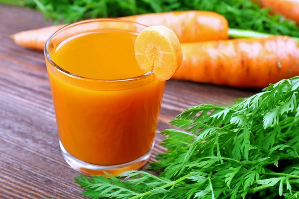 Vaso de jugo de zanahoria con verduras — Foto de Stock
