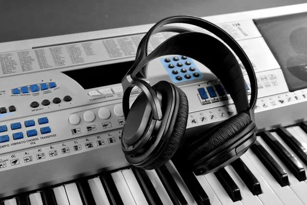 Headphones on synthesizer — Stock Photo, Image