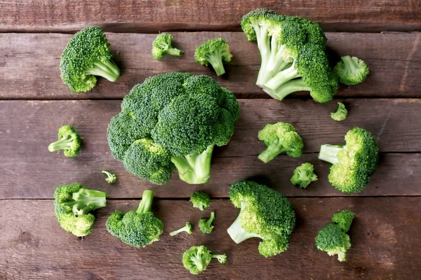 Broccoli freschi su fondo di legno — Foto Stock
