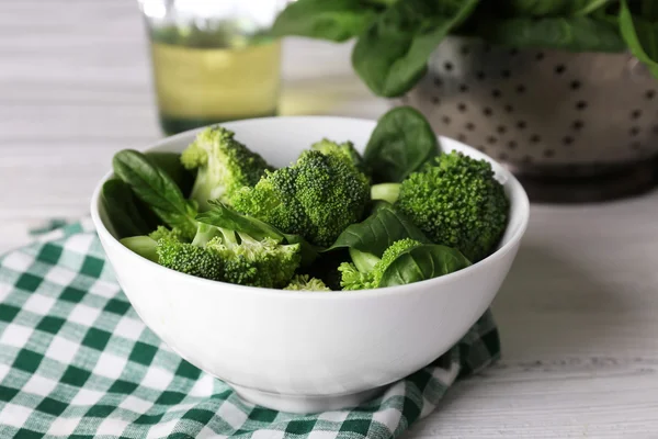 Färsk broccoli i skål — Stockfoto