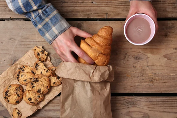 Hands holding cup of coffee — Stock Photo, Image