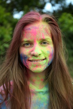 Holi renkli Festivali Park genç kadın