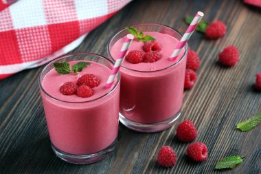 Ahşap masa üzerinde çilek ile Ahududu milkshake bardak yakın çekim