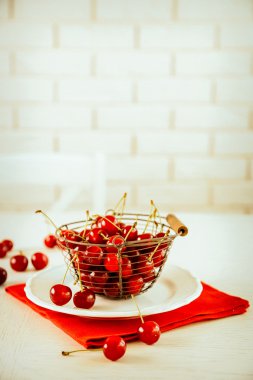 Masada, açık renkli sepet içinde kiraz