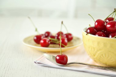 Kupa masada, açık renkli kiraz