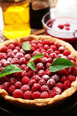 Ahşap arka plan üzerinde taze ahududu ile tart